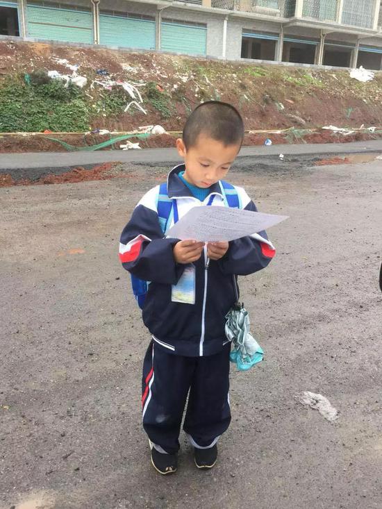 角山乡向辖区中小学生发放禁毒宣传资料