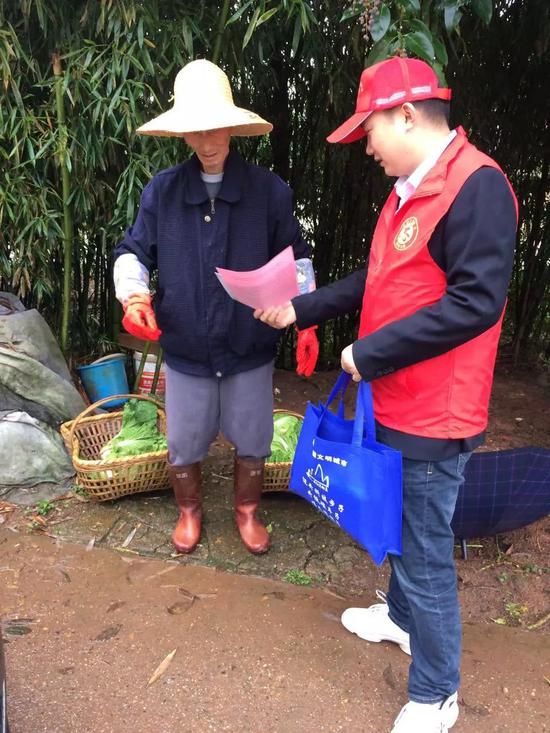 黄沙湾街道向当地村民发放禁毒宣传资料