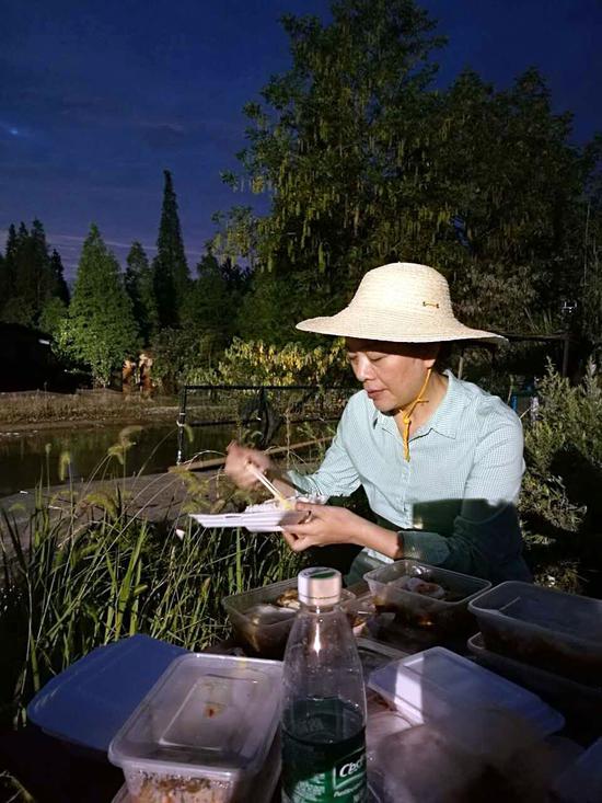 华容新华垸溃堤,唐白玉厅长连续一个月在救灾一线,在灾区晚上10点才吃上晚饭,刚堵完管涌