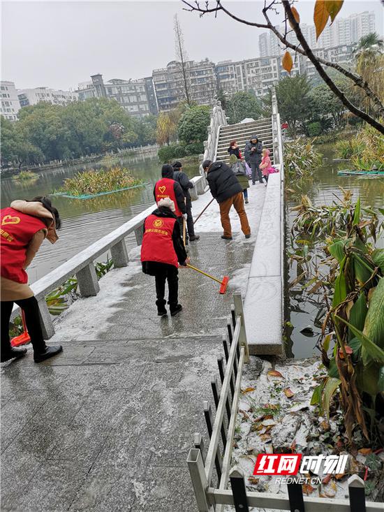 衡阳市园林系统扫雪除冰确保游客安全。