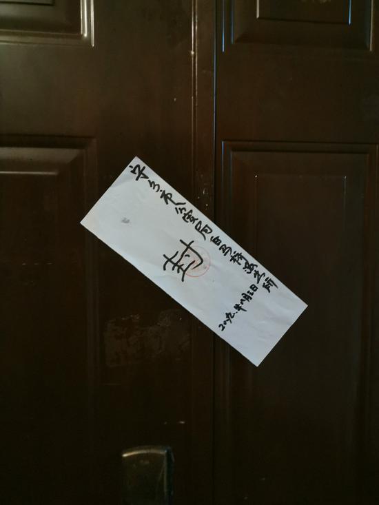 警方在死者家正门上贴上了封条 澎湃新闻记者 蒋格伟 图