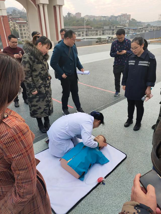 急救创伤中心唐静霞老师进行心肺复苏技能培训示范