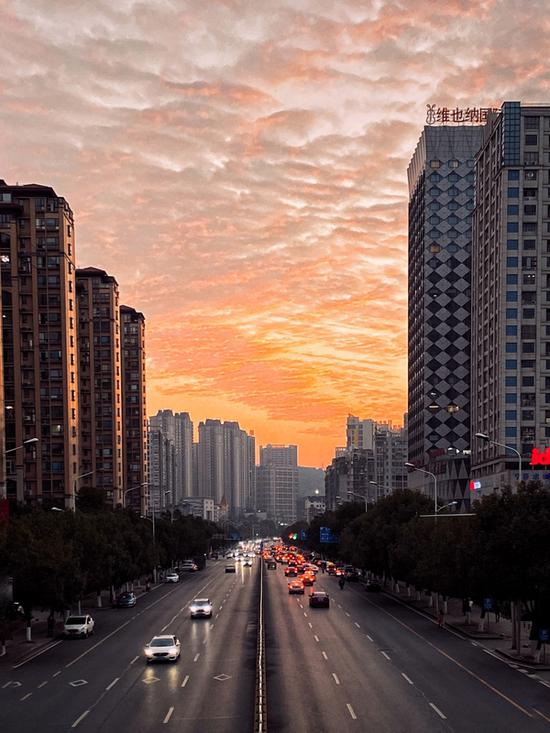 晚霞将郴州的天空染上了浪漫的“少女色”。(樊师傅/摄)