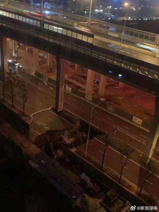 12月21日晚，湖南长沙地铁5号线施工路段靠近长沙大道于万家丽路交叉口一路面发生坍塌