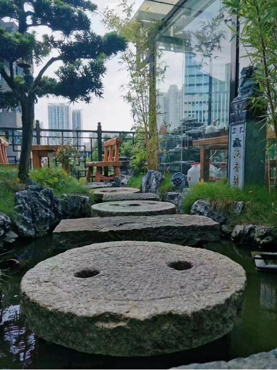 四楼天台庭院,取名“思想花园”