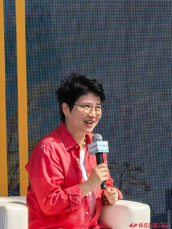 主持人张丹丹(怀化日报全媒体记者 刘田 摄影)