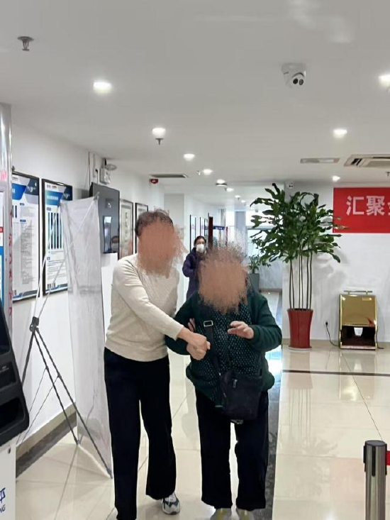  代理人搀扶客户完成业务办理