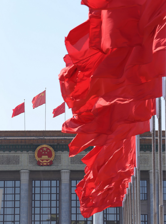 人民大会堂外飘扬的红旗。新华社记者 邢广利 摄