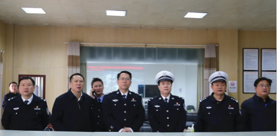 衡阳市副市长、市公安局局长胡志文(右四)靠前指挥