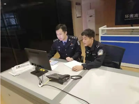 △陈巍(左)在派出所办案