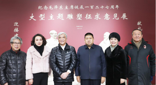 全国人大副委员长、民盟中央主席丁仲礼,毛泽东主席嫡孙、中国人民解放军军事科学院战争理论和战略研究部副部长毛新宇将军及夫人刘滨,北京奥运城市发展促进会副主席蒋效愚,著名雕塑家、中央美院教授曹春生,雕塑作者、“奥运艺术使者”黄剑合影留念