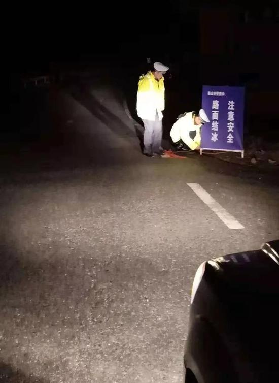 △衡山交警深夜设置安全警示牌