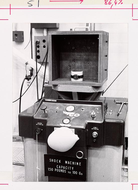 　　 1965年，欧米茄超霸表成功通过严苛测试，被美国国家航空航天局 （NASA） 认证为其所有载人航天飞行的唯一指定腕表装备
