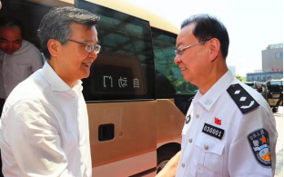 今年6月4日,刚刚履任湖南省委常委、政法委书记的李殿勋(左)调研株洲公安工作,听取株洲市副市长、公安局长李晓葵的工作汇报