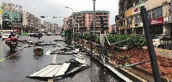 ▲4月3日16时45分，长沙市天心区豹塘路附近，雷电暴雨大风过后，道路两侧的部分围挡、树木及设施被刮倒。周斌 摄