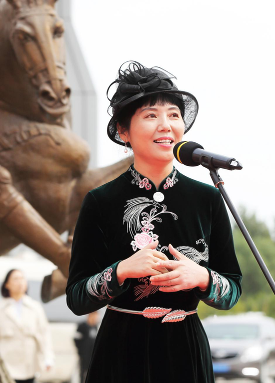 黄剑受邀发表致辞,介绍了参展的三组马球雕塑作品,表达了用艺术助力中国马业名城安平文旅发展的美好愿景。