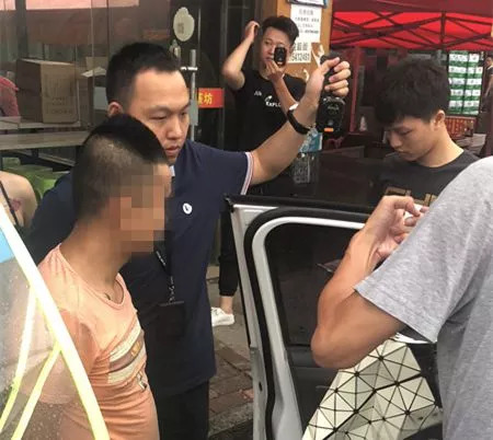 △现场抓捕嫌疑人