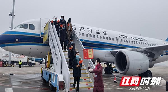 　　今天中午近12时，住湘全国政协委员乘坐的CZ8967次航班，飞抵北京首都国际机场。（图/通讯员 许真）