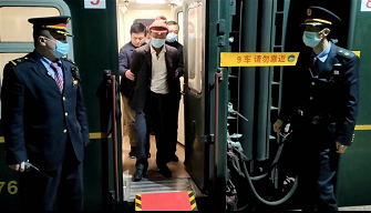 犯罪嫌疑人尹某被押解回永州