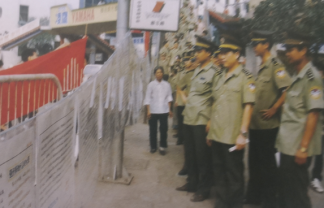 1997年,株洲市公安局在中心广场举办新刑法板报展