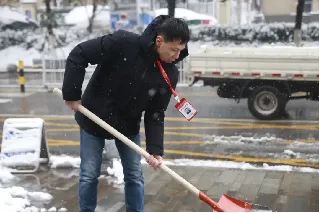 ▲“抗击冰雪,党员先行”志愿者活动。