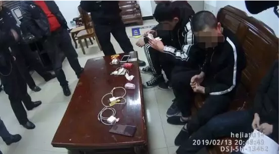 民警将现场几名男子都带回派出所进行调查