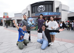 5位分别来自中国香港和日本的超级漫威粉丝抢先体验，兴奋合照。