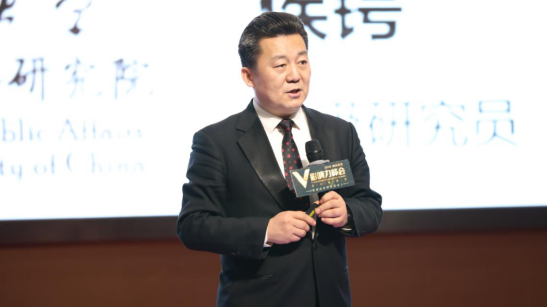 中国传媒大学媒介与公共事务研究院高级研究员、政务新媒体实验室主任侯鄂进行《政务微博“新元年”之“新坐标”》分享