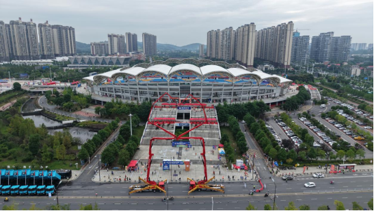9月5日，湘超邵阳队主场迎战永州队，三一专汽用2台65米泵车在场外摆出巨型爱心造型，欢迎永州球迷。颜靖轩 摄