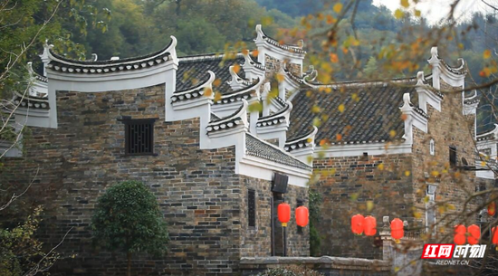 挂着灯笼板梁古村。