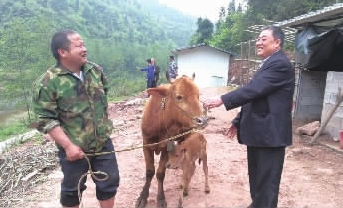 张显有(右一)与村民交谈。
