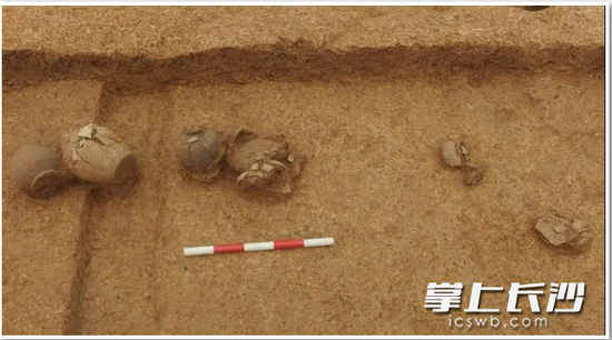 墓葬内出土的器物。 周保冬 提供