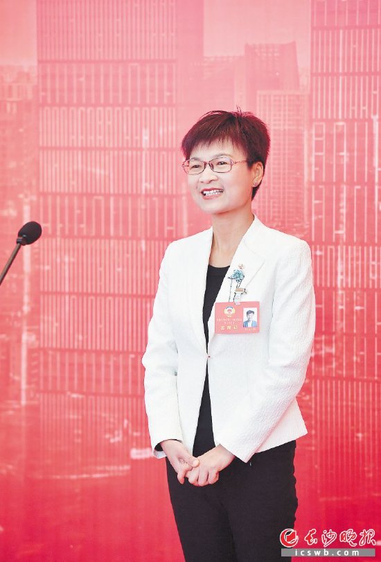 周灿英