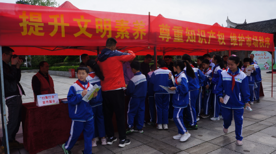 △图为学生在宣传展台咨询