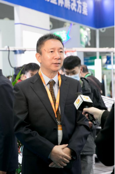 瑞和科技董事长邓学锋在现场接受采访