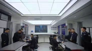 宁乡市公安局执法办案中心民警正在进行人身安全检查