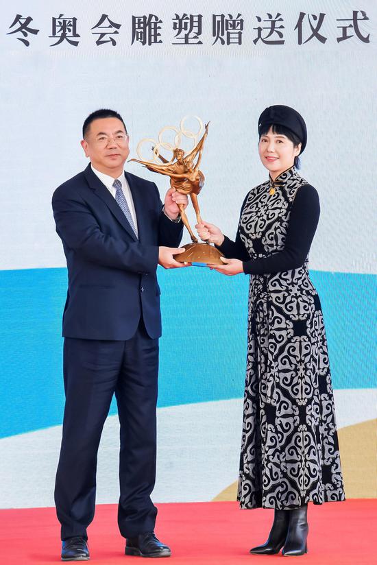 “奥运艺术使者”、国际著名雕塑家黄剑向常熟市赠送2022年北京冬奥会雕塑《冬奥之约》。