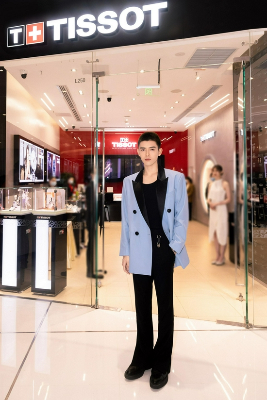 陈飞宇于天梭长沙IFS国金中心专卖店感受“小美人”的发光魅力