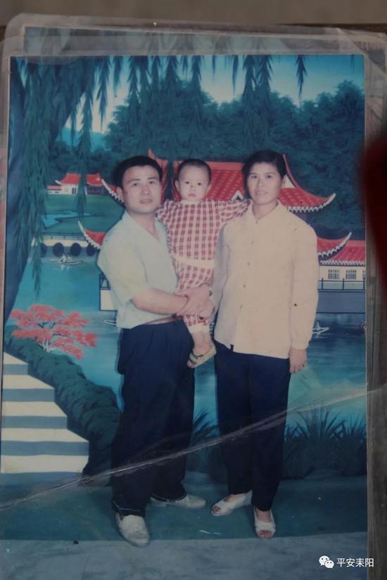 ▲钟斌儿时与父母的合影