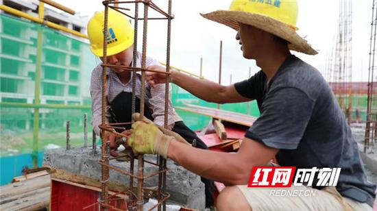 黄国香和刘东岳是湖南建工集团五公司衡阳县易地搬迁项目的一对80后“钢筋工”夫妻。
