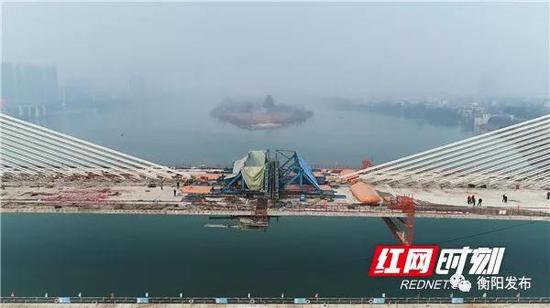 ▲东洲湘江大桥是衡阳市雁峰区和珠晖区的重要连接线，预计4月30日达到通车条件。