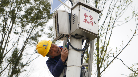 (电信装维工程师在长沙县果园镇安装调测可视云喇叭设备)