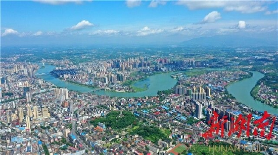 (俯瞰邵阳市主城区。)(本版图片均为通讯员申兴刚摄)