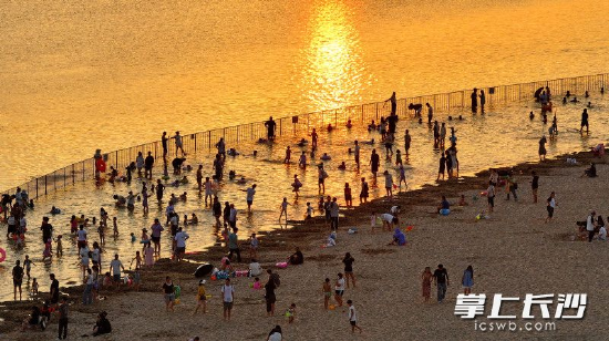 傍晚时分,夕阳把松雅湖的水面染成金色,众多市民游客在沙滩嬉戏,满满的都是人间烟火气。 均为长沙晚报全媒体记者 王志伟 通讯员 李沛慧 摄影报道