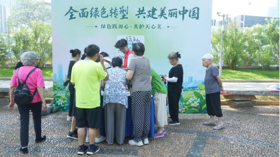 环保知识问答区现场照片。