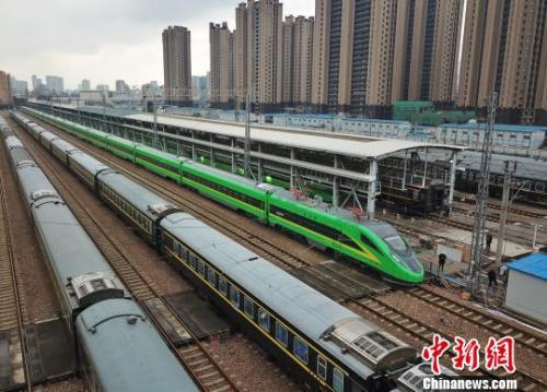 资料图：“复兴号”家族的新成员“绿巨人”抵达上海开始调试工作，将在春运期间投入运营。　张亨伟 摄