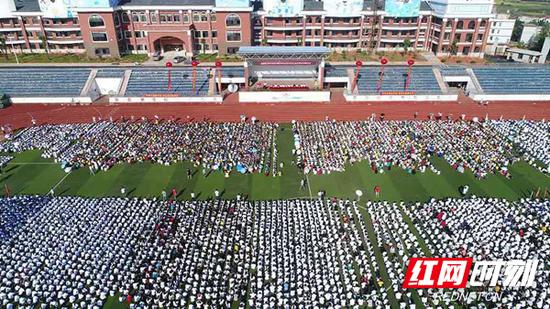 9月19日，湖南师大附中耒阳分校8600多名学生整齐列队在田径场上。