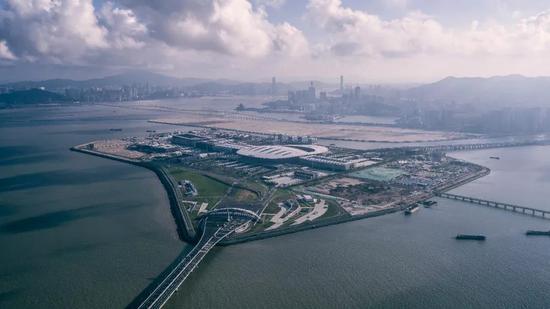 珠澳口岸人工岛是港珠澳大桥主体工程与珠海澳门两地的衔接中心,两地过关口岸都设置在岛上,实现“城市中转”。(图/港珠澳大桥管理局)