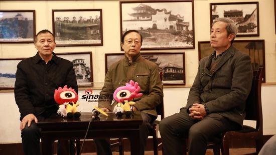 在直播间的柳肃(右)、陈先枢(中)、梁小进(左)三位学者。图/杨振铎