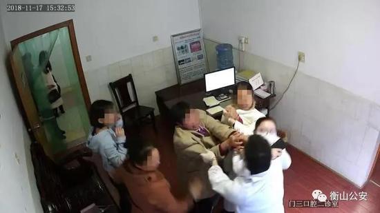 违法人员王某殴打医生与助理医生的监控视频截图